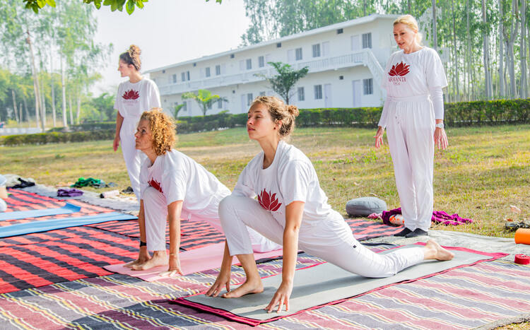 Arhanta Yoga students practice teaching yoga at a 1 month intensive ytt