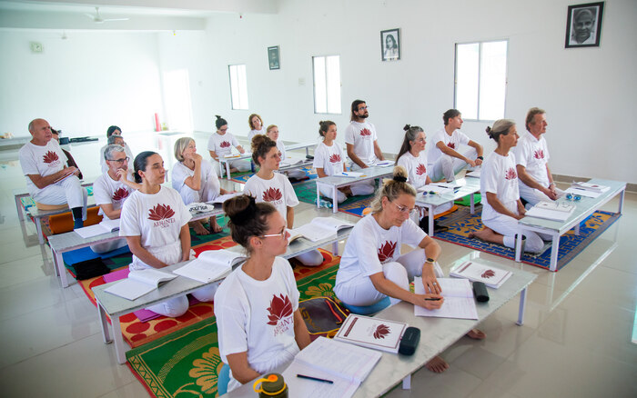 Training Yoga Instructors Understanding the Relationship Between the Philosophy of Yoga and Education Training Yoga Instructors Understanding the Relationship Between the Philosophy of Yoga and Education