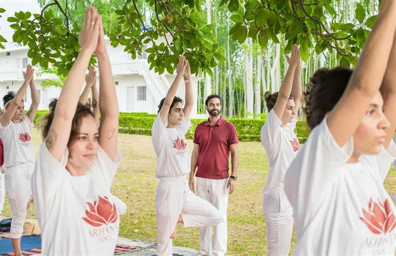 Ram Jain training students in Arhanta yoga ashram
